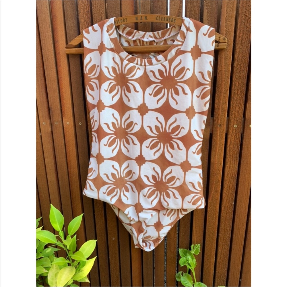 Stone Cold Fox Swim Floral One Piece Swimsuit M